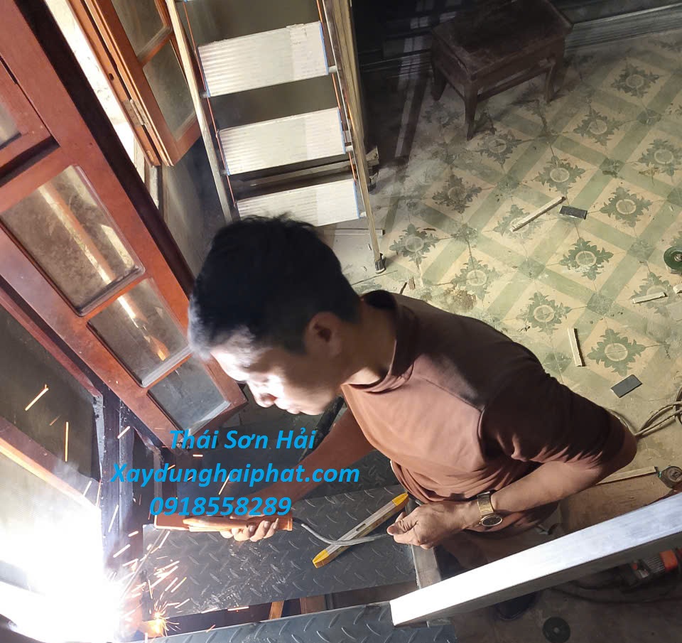 gia-lam-cau-thang-sat-gia-dinh-bao-nhieu-tien-1m-dai-o-HN-1