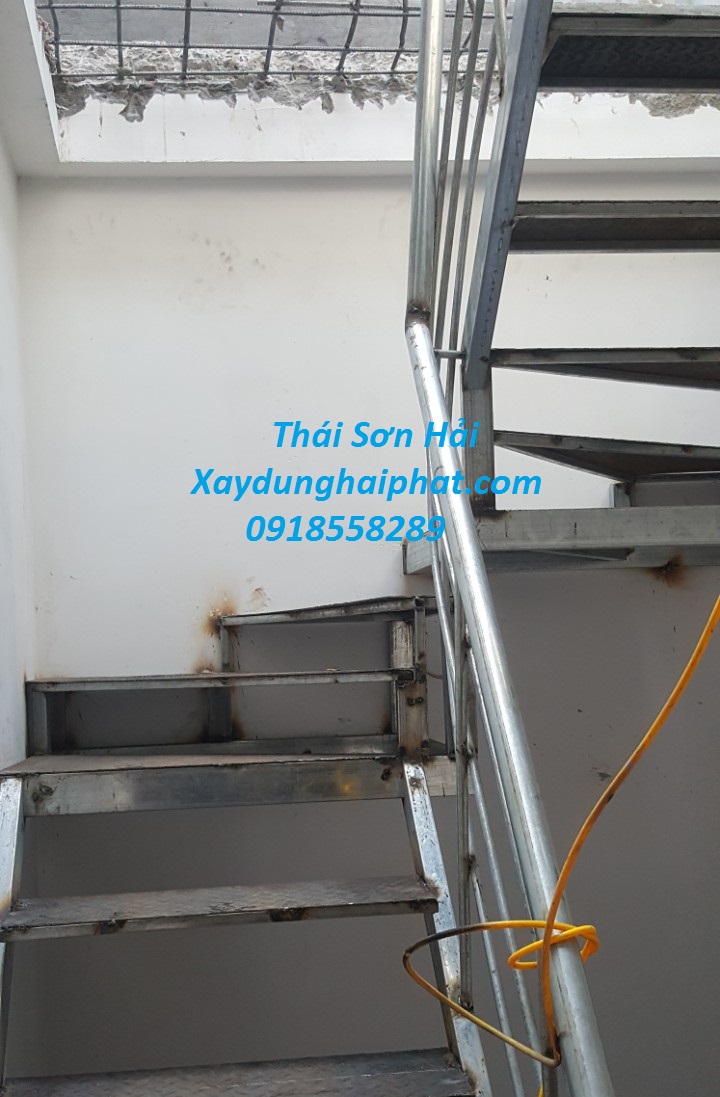 lam-cau-thang-sat-len-tum-san-thuong-o-HN-3