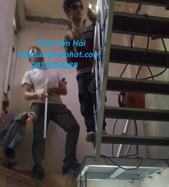lam-cau-thang-sat-len-tum-san-thuong-o-HN-5