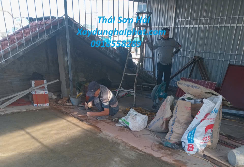 lam-chuong-cop-cau-thang-sat-cua-sat-mai-ton-theo-yeu-cau-o-HN-2