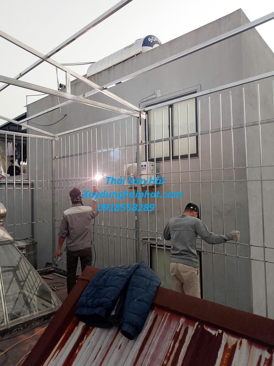 lam-chuong-cop-mai-ton-cau-thang-sat-o-ngo-25-vu-ngoc-phan-HN-3