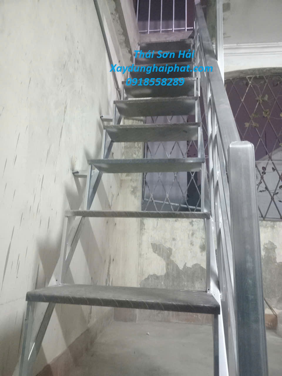 lam-chuong-cop-mai-ton-cau-thang-sat-o-ngo-25-vu-ngoc-phan-HN-5