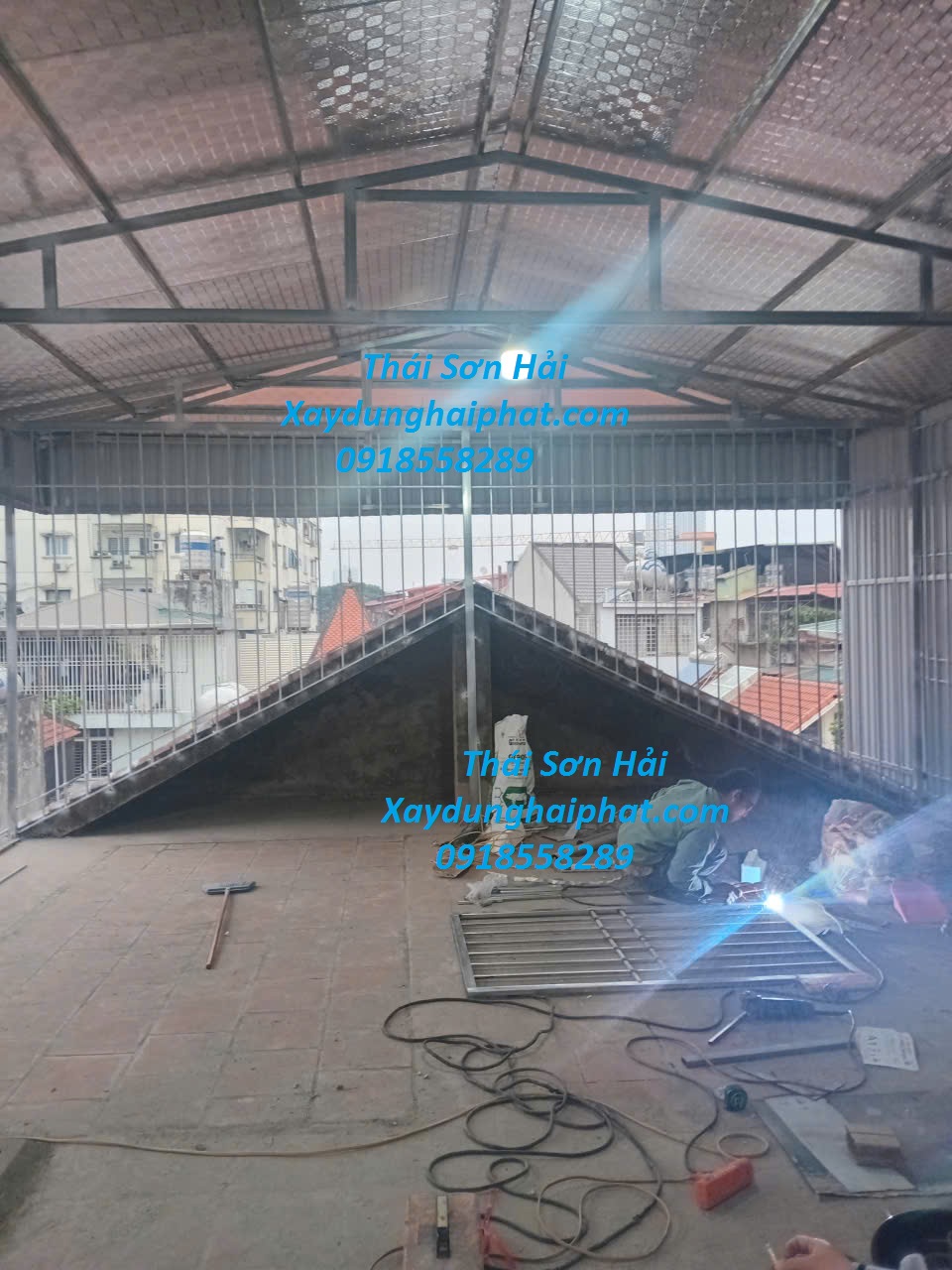 lam-chuong-cop-mai-ton-cau-thang-sat-o-ngo-25-vu-ngoc-phan-HN-6