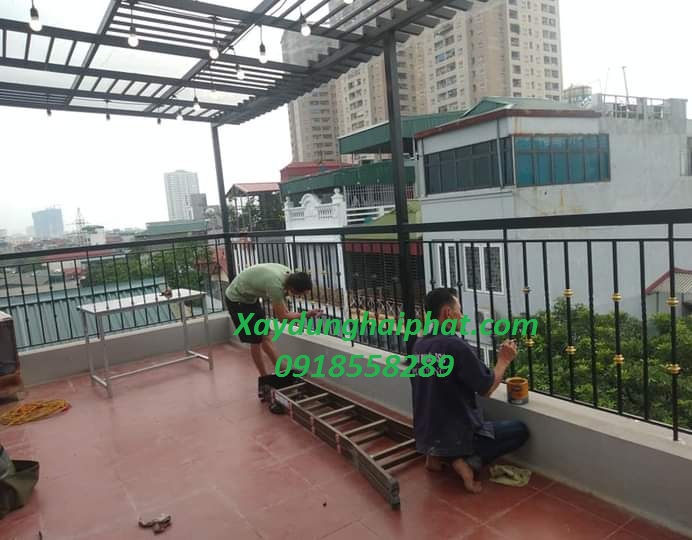 Lan can sân thượng: Lan can sân thượng không chỉ bảo vệ an toàn cho cư dân trong căn hộ của bạn, mà còn tạo ra không gian ngoài trời thư giãn và thoải mái. Hãy xem bức ảnh và tưởng tượng một buổi sáng tuyệt vời trên sân thượng của mình.