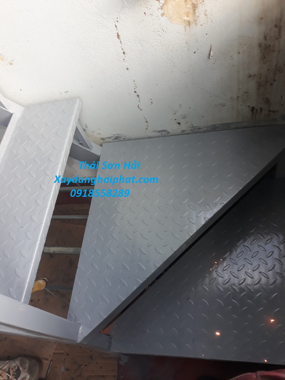 nhan-lam-cau-thang-sat-tan-noi-cau-thang-thep-nham-chong-tron-tai-HN-2