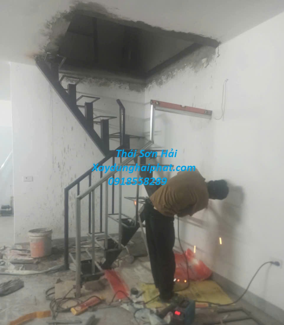 nhan-lam-cau-thang-sat-tan-noi-cau-thang-thep-nham-chong-tron-tai-HN-4