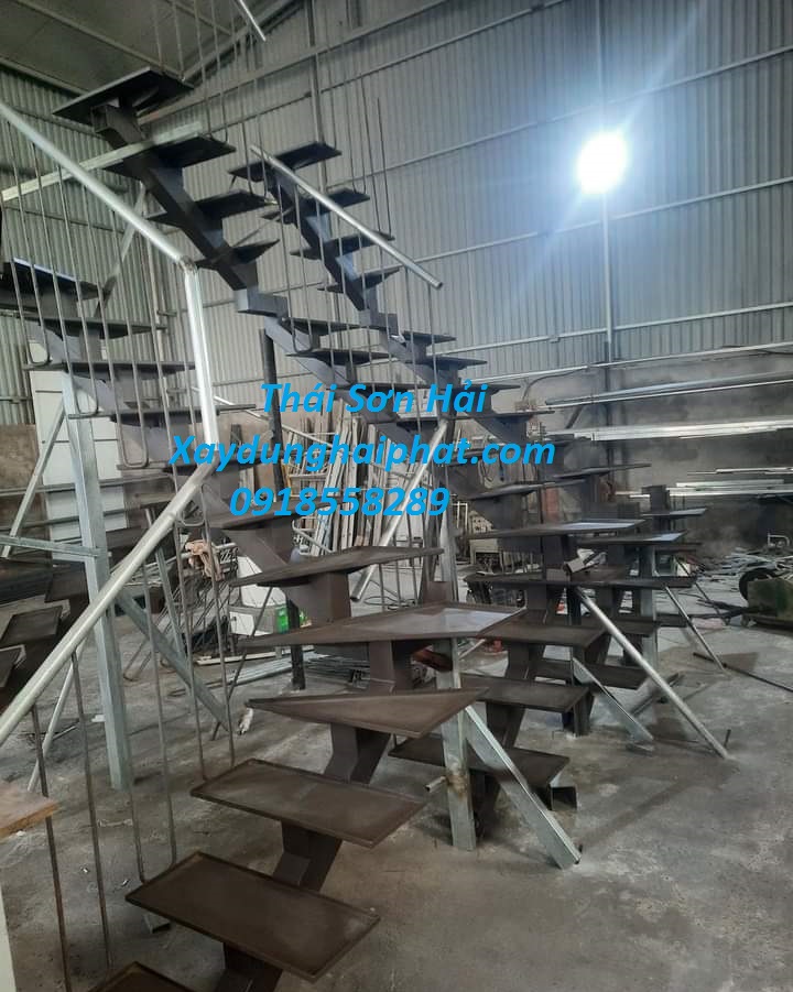 nhan-lam-cau-thang-sat-tan-noi-cau-thang-thep-nham-chong-tron-tai-HN-6