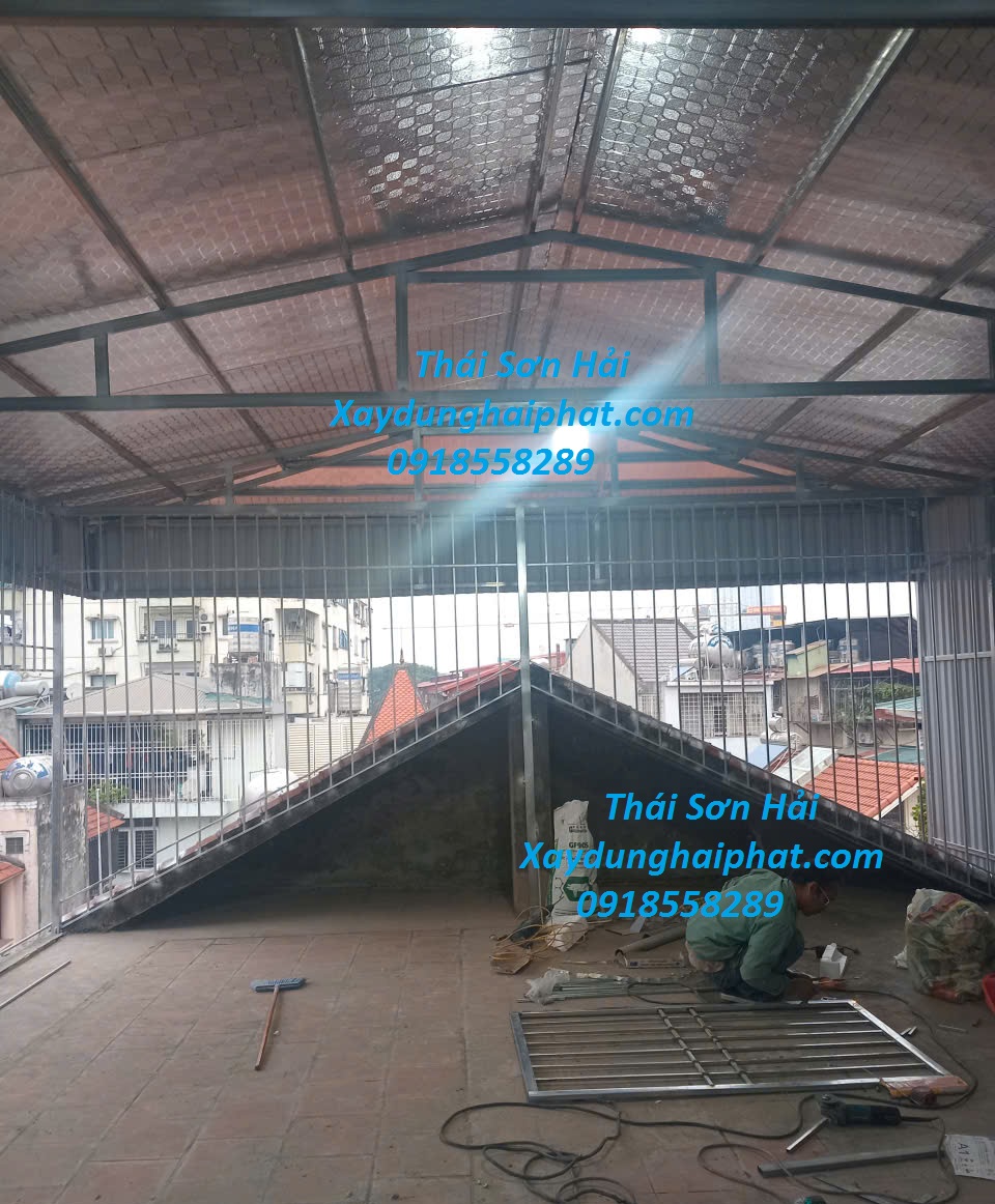 nhan-lam-mai-ton-san-thuong-cau-thang-sat-xoan-len-san-thuong-o-HN-1