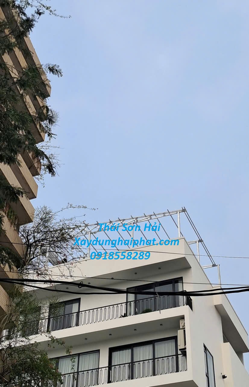 nhan-lam-mai-ton-san-thuong-cau-thang-sat-xoan-len-san-thuong-o-HN-3