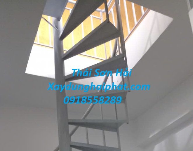 nhan-lam-mai-ton-san-thuong-cau-thang-sat-xoan-len-san-thuong-o-HN-4