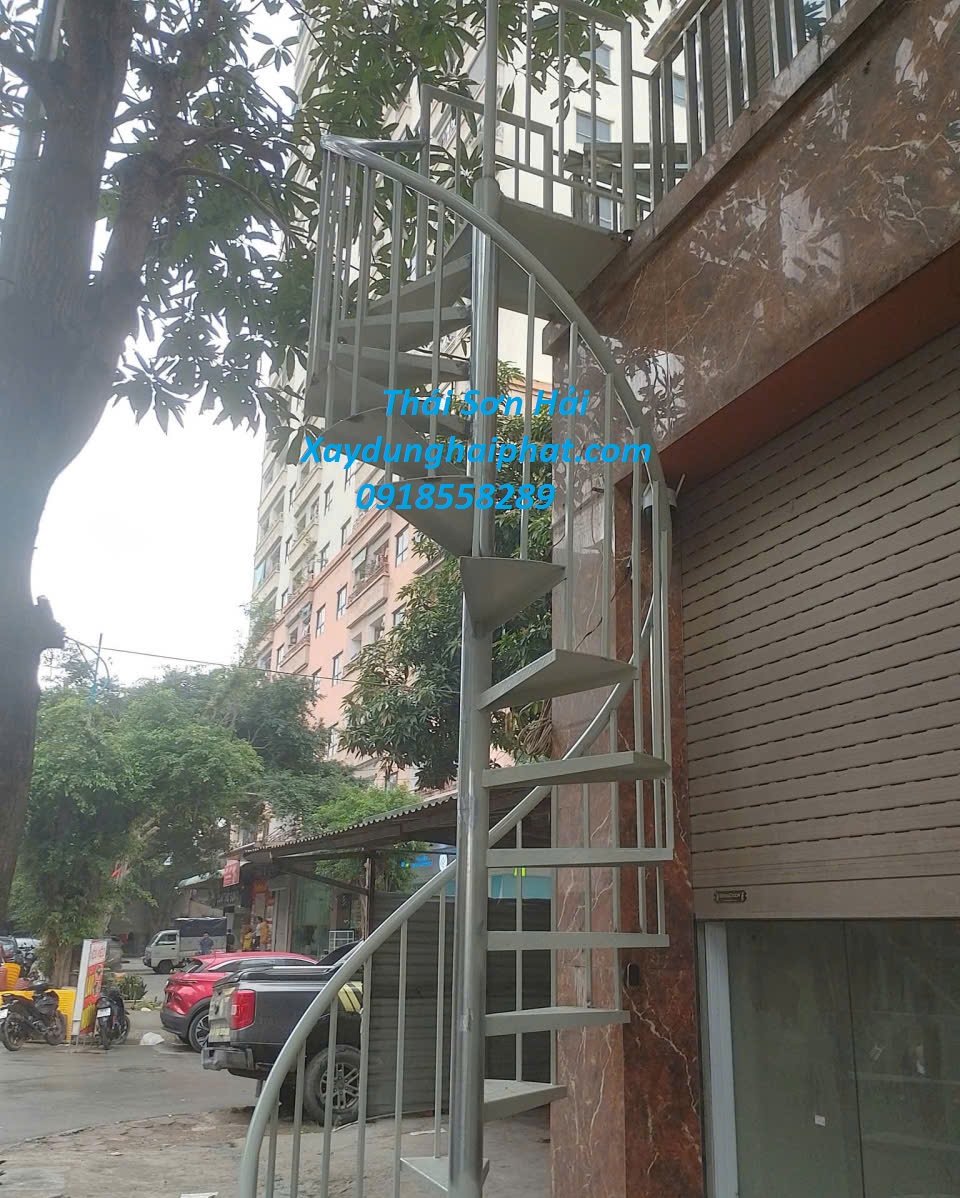 nhan-lam-mai-ton-san-thuong-cau-thang-sat-xoan-len-san-thuong-o-HN-5