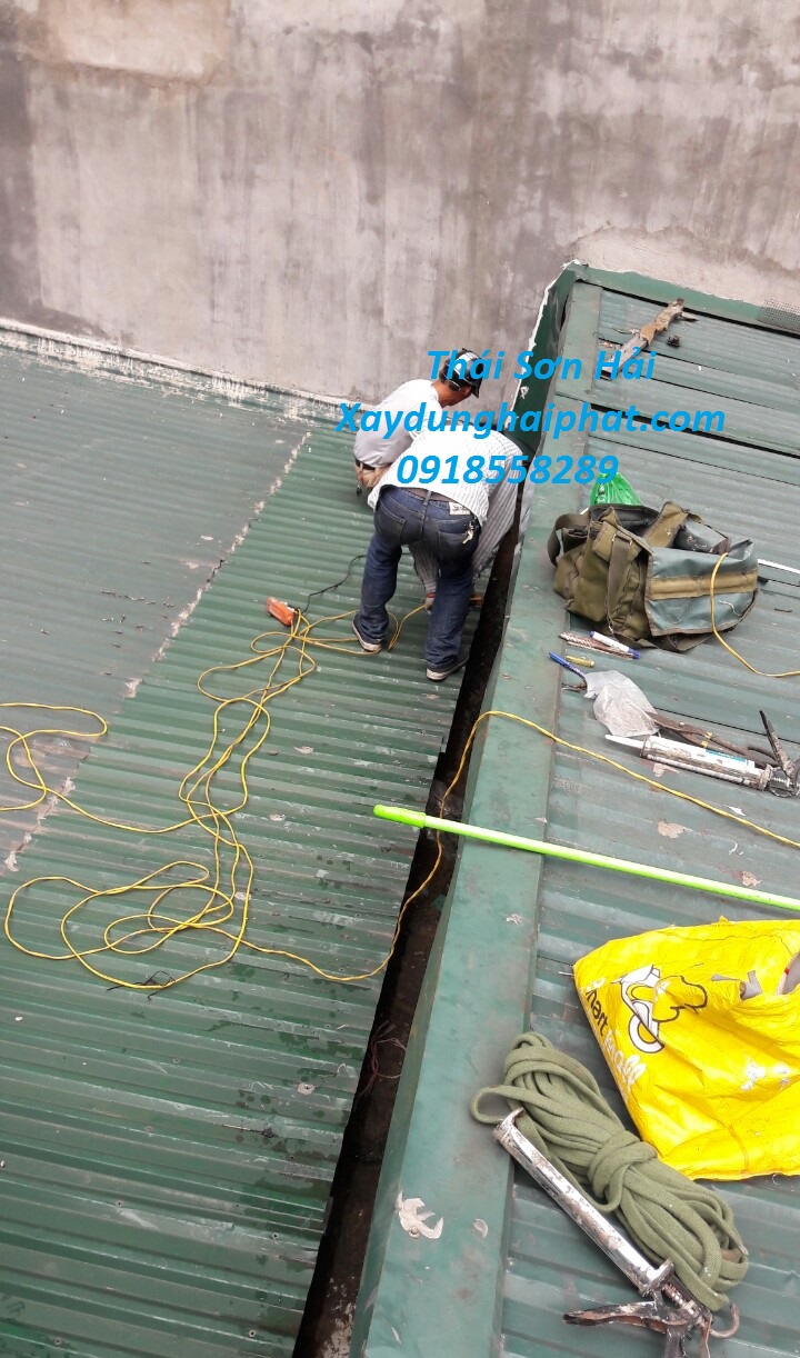 sua-chua-mai-ton-nha-dan-thay-the-mai-ton-cu-chong-dot-o-HN-4