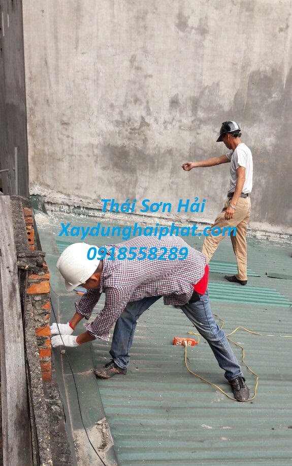 sua-chua-mai-ton-nha-dan-thay-the-mai-ton-cu-chong-dot-o-HN-5