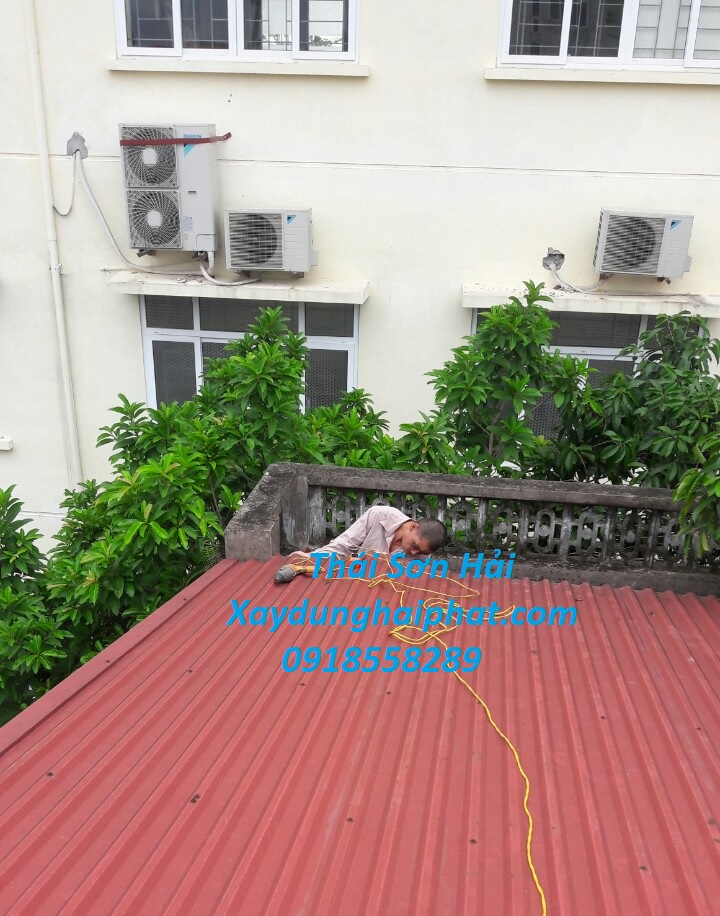 sua-chua-mai-ton-nha-dan-thay-the-mai-ton-cu-chong-dot-o-HN-6