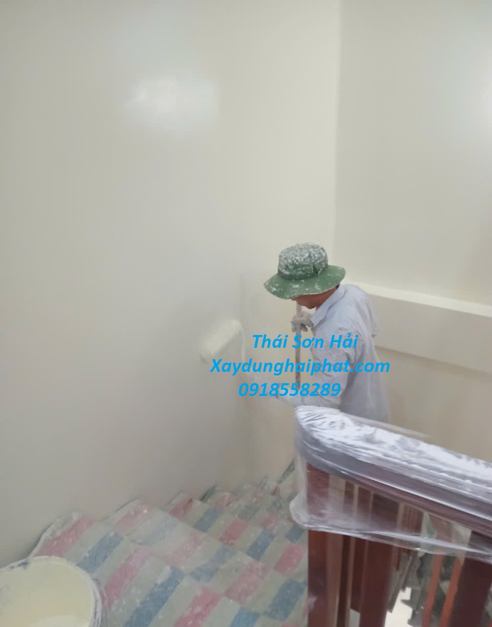 sua-chua-tuong-nut-chong-tham-tuong-nha-cu-bi-nut-o-HN-2