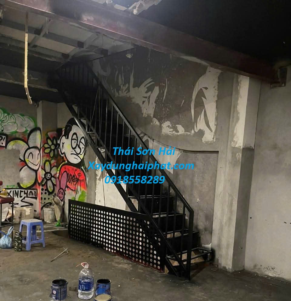 thi-cong-cau-thang-sat-hop-len-mai-nha-gia-re-o-HN-4