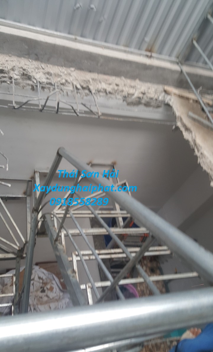 tho-co-khi-lam-cau-thang-sat-cau-thang-sat-hop-len-san-thuong-o-HN-1