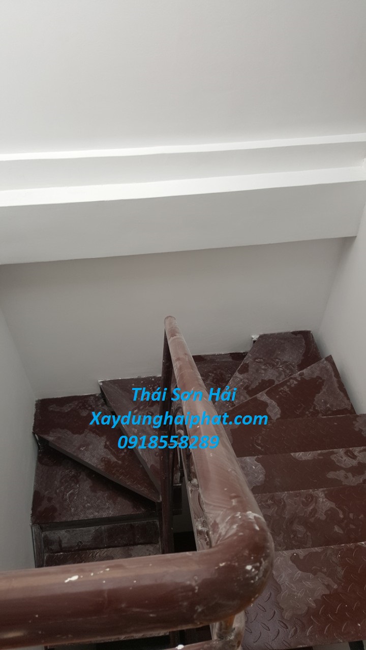 tho-co-khi-lam-cau-thang-sat-cau-thang-sat-hop-len-san-thuong-o-HN-2