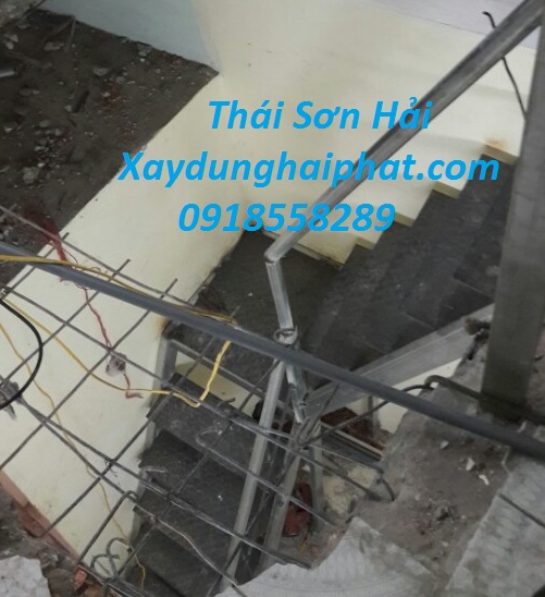 tho-co-khi-lam-cau-thang-sat-cau-thang-sat-hop-len-san-thuong-o-HN-5