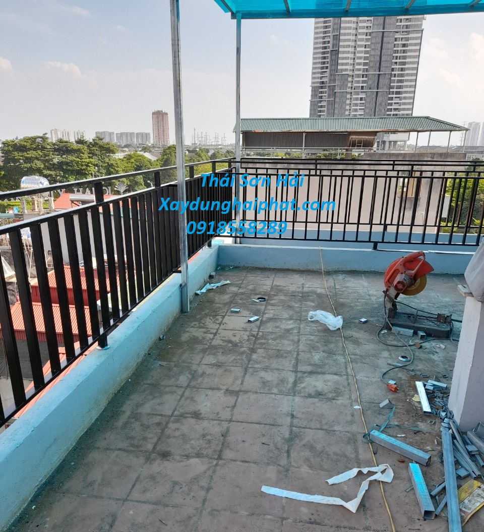 tho-co-khi-lam-lan-can-sat-lam-cau-thang-sat-tai-Thanh-Xuan-1