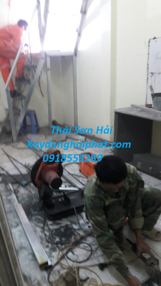 tho-han-cau-thang-sat-tai-nha-lam-cau-thang-thep-nham-Ha-Noi-2