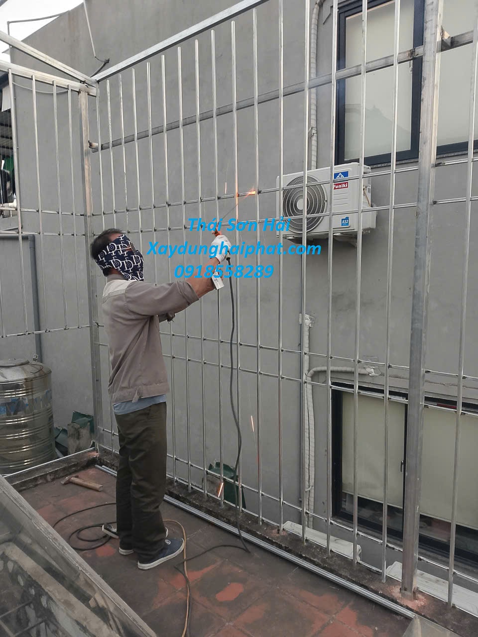 tho-han-khung-bao-ve-cua-hang-rao-sat-chong-trom-tai-HN-1