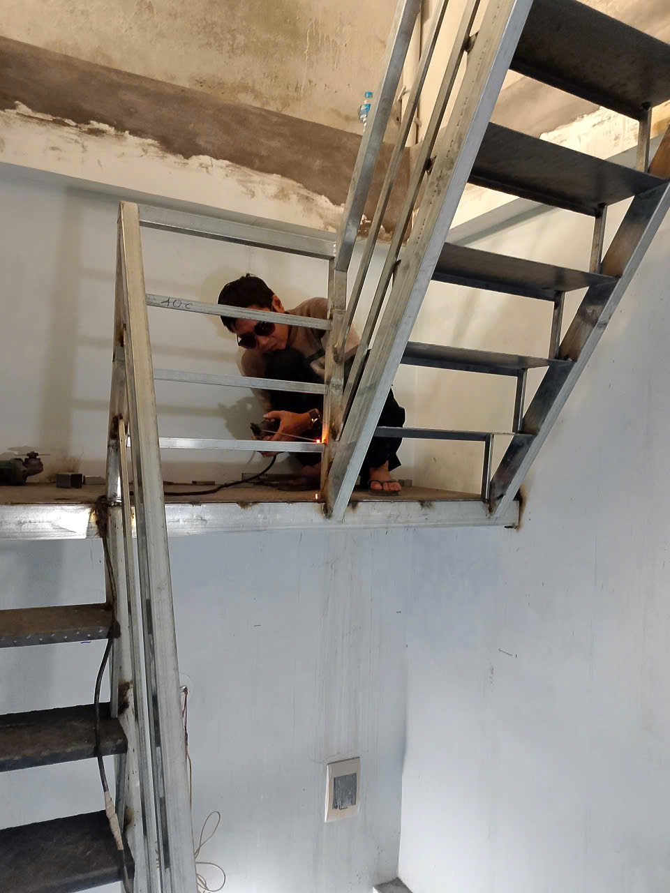 tho-lam-cau-thang-sat-chat-luong-lam-cau-thang-sat-ben-dep-tai-Ha-Noi-1