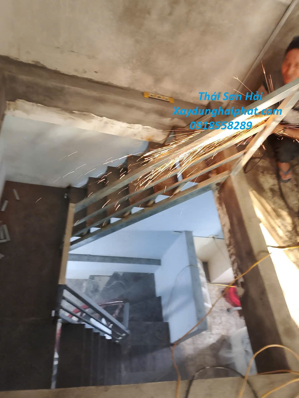 tho-lam-cau-thang-sat-chat-luong-lam-cau-thang-sat-ben-dep-tai-Ha-Noi-3