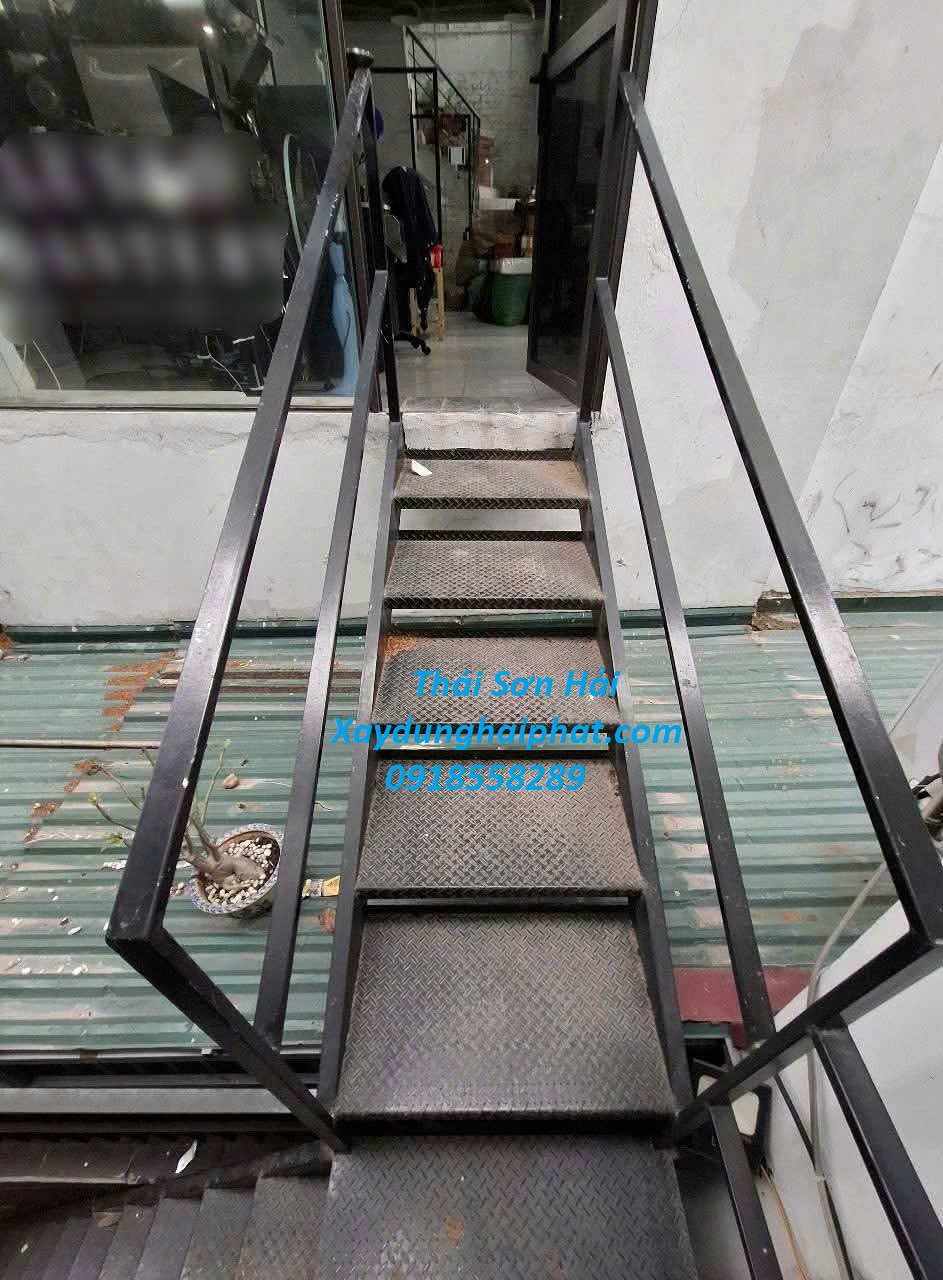 tho-lam-cau-thang-sat-chat-luong-lam-cau-thang-sat-ben-dep-tai-Ha-Noi-4