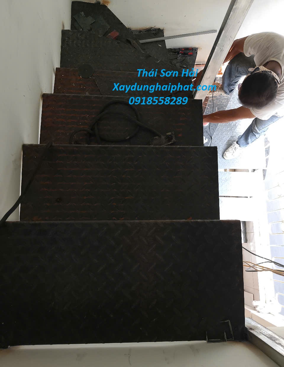 tho-lam-cau-thang-sat-san-thuong-cau-thang-sat-hop-dep-Ha-Noi-2