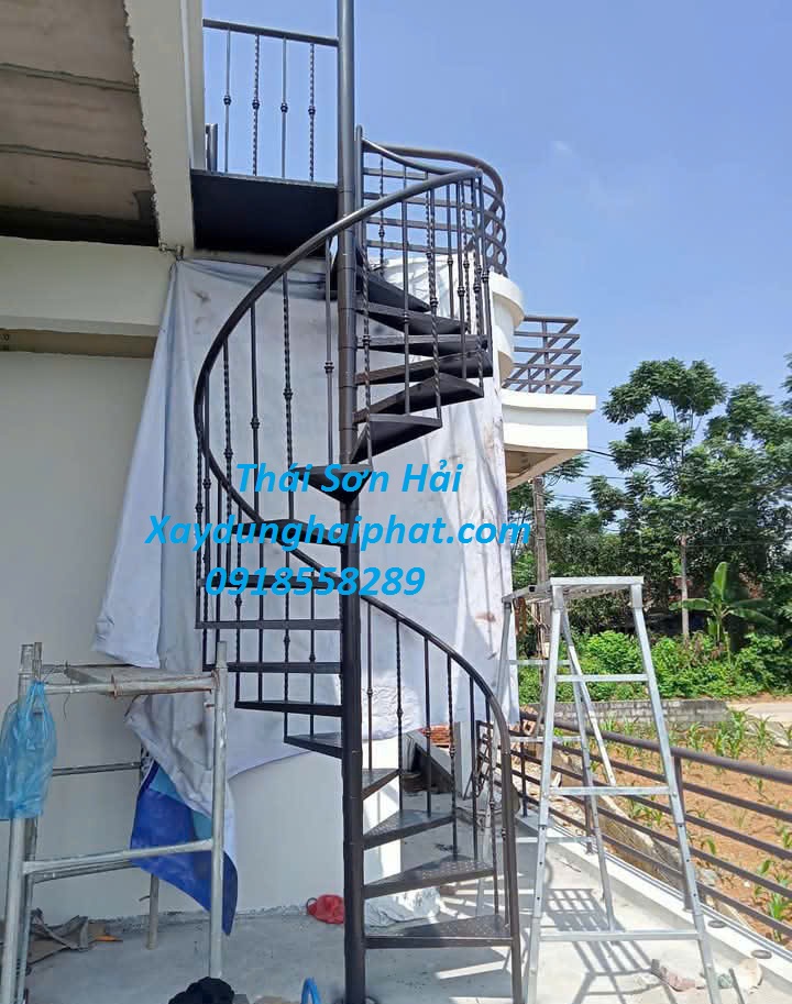 tho-lam-cau-thang-sat-san-thuong-cau-thang-sat-hop-dep-Ha-Noi-4