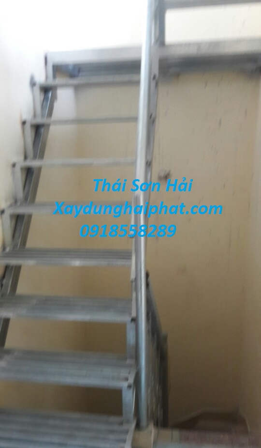 tho-lam-cau-thang-sat-tai-nha-lam-cau-thang-sat-di-len-san-phoi-o-Ha-Noi-5