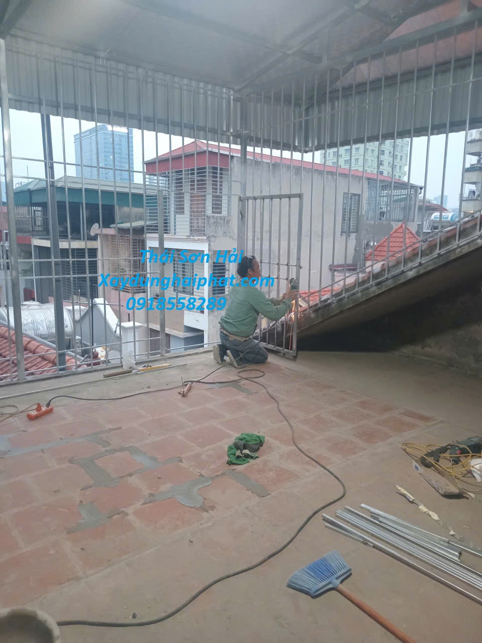 tho-lam-khung-bao-ve-chong-chom-chuong-cop-nha-pho-o-HN-1