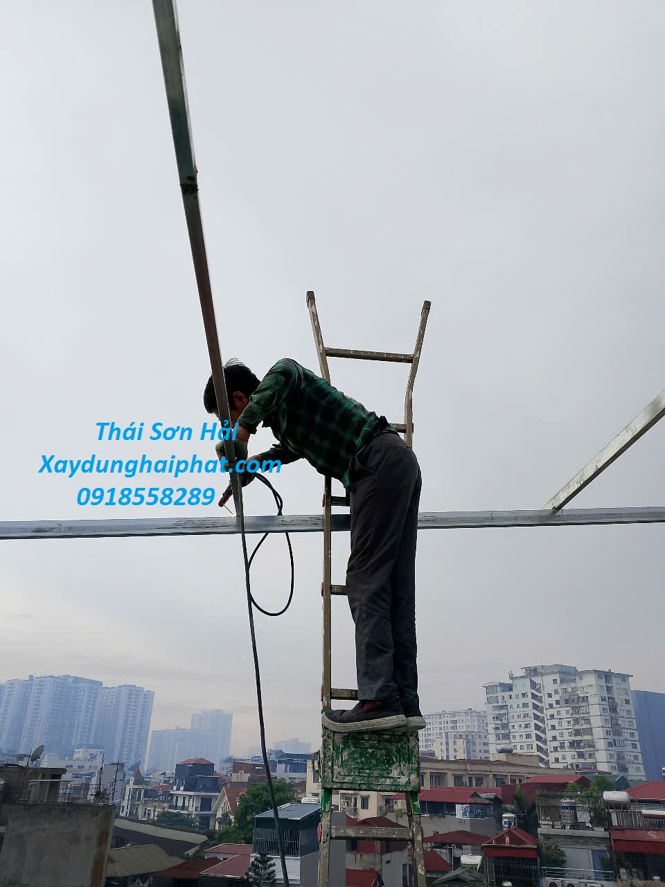 tho-lam-mai-ton-gia-re-cai-tao-mai-ton-cho-nha-dan-dung-o-Ha-Noi-2