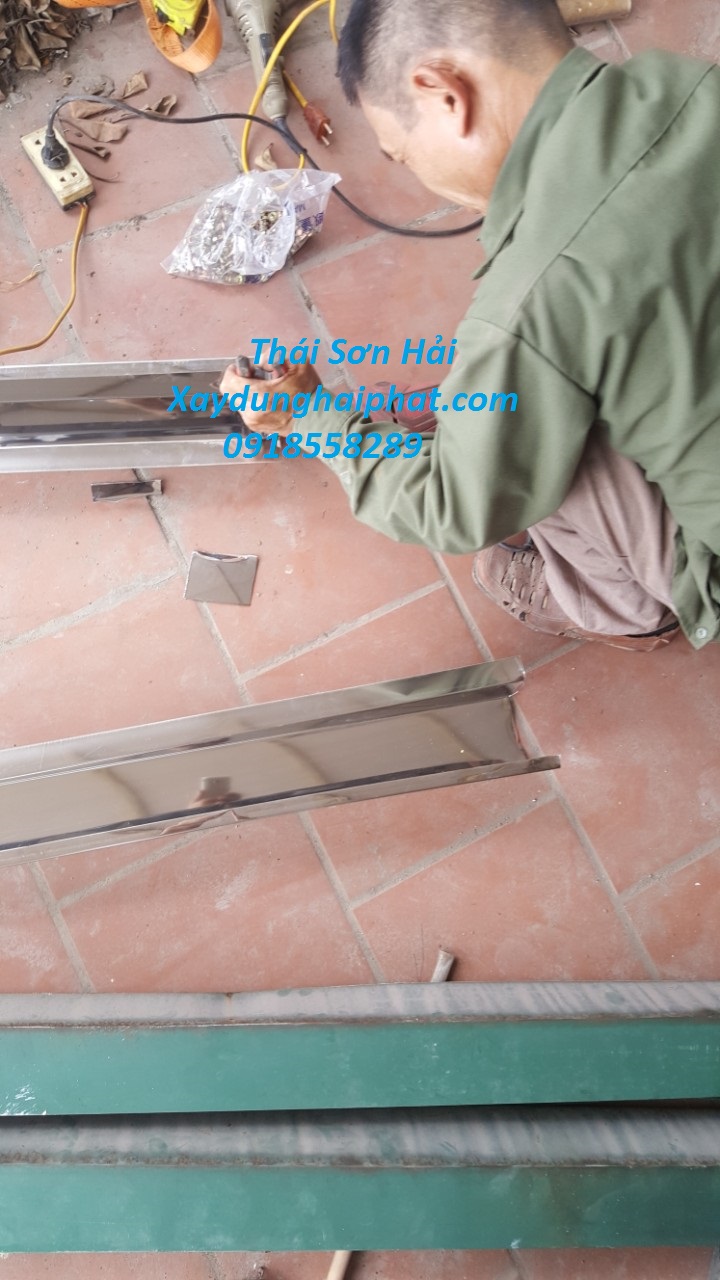 tho-lap-dat-mang-xoi-inox-gan-toi-thay-mang-xoi-inox-chong-ri-o-HN-2