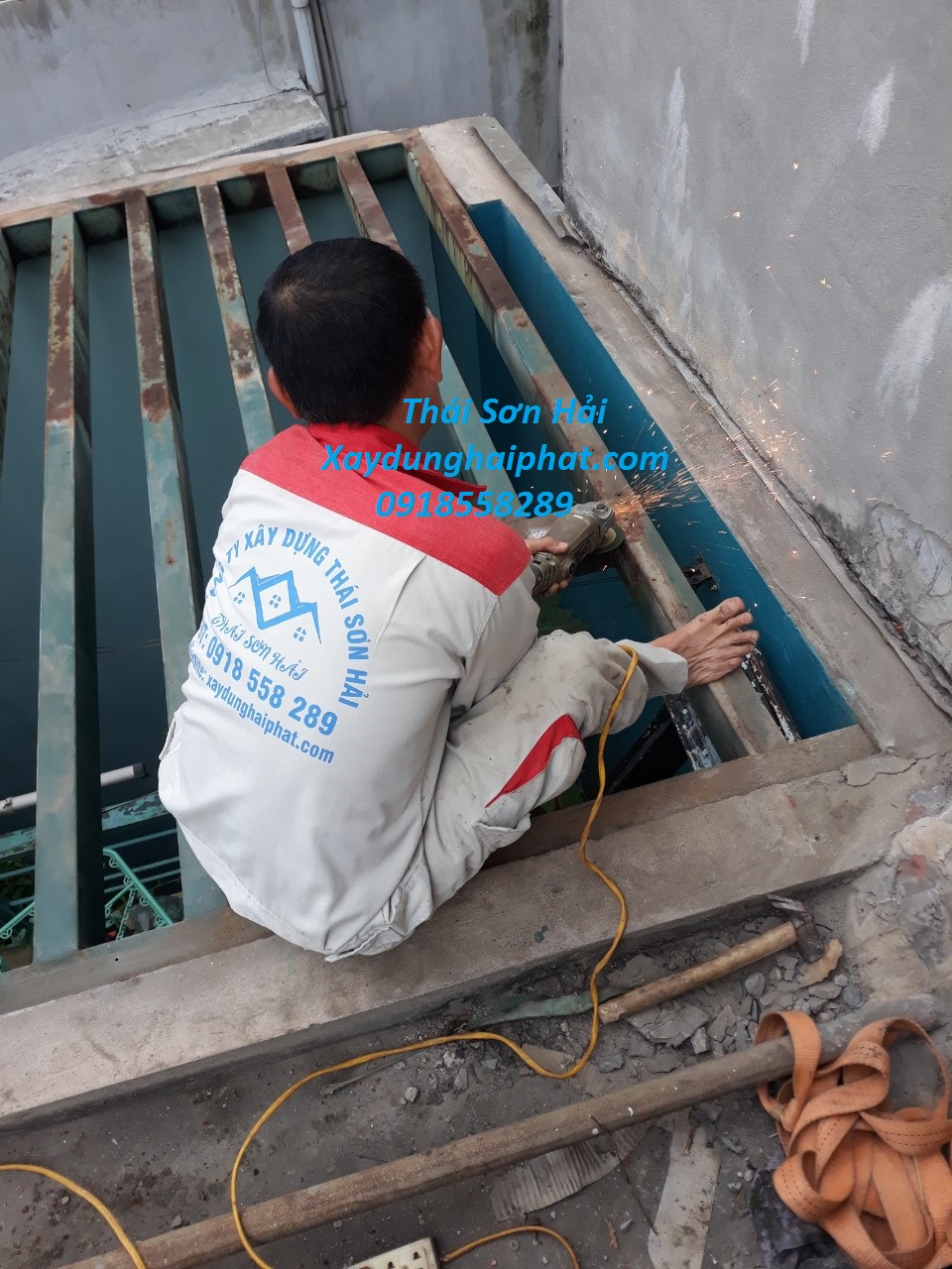 tho-lap-tam-polycarbonate-thay-mai-nhua-lay-sang-Ha-Noi-5