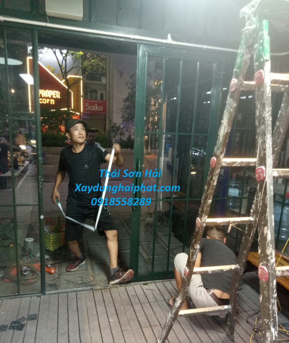 tho-son-cua-sat-tron-goi-son-cua-cong-sat-dep-tai-Ha-Noi-1