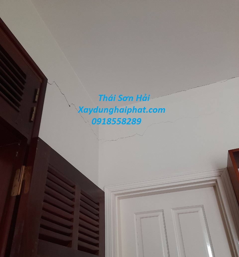 tho-sua-tuong-nut-gia-re-sua-chua-co-tran-bi-tham-o-Ha-Noi-3
