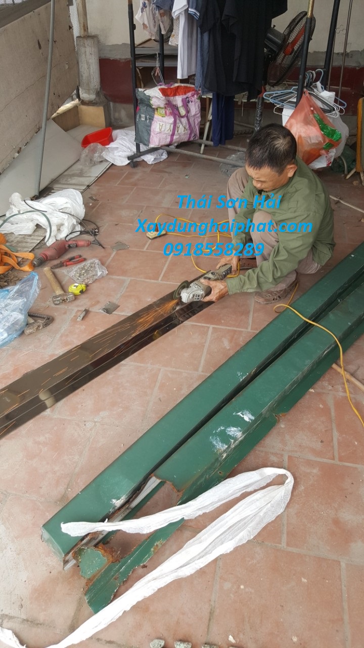 tho-thay-mang-xoi-bi-ro-ri-thay-mai-ton-cu-o-HN-2