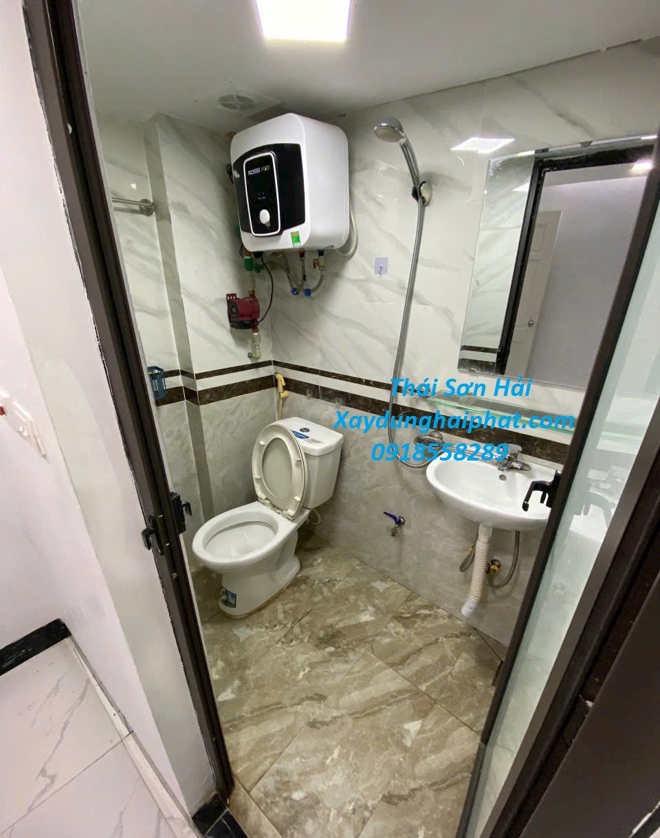 tho-xu-ly-san-toilet-bi-tham-nuoc-chong-tham-nha-tam-o-Ha-Dong-4
