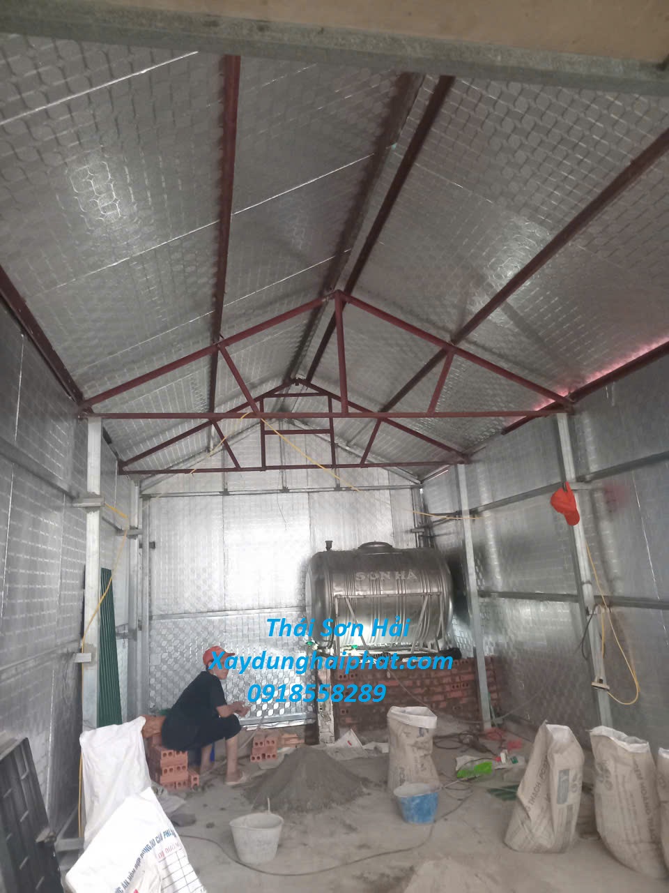 tim-don-vi-coi-noi-nha-xay-tuong-tren-ban-cong-tai-Hoang-Mai-HN-2