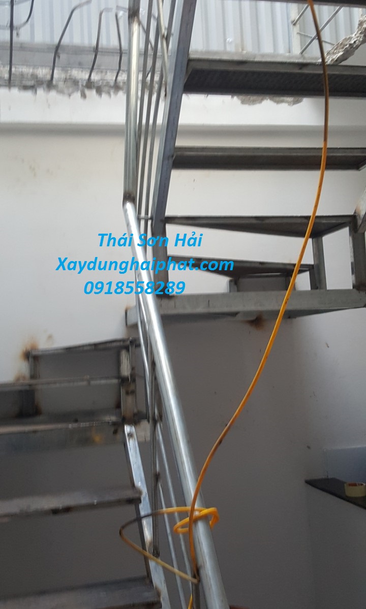 xuong-co-khi-lam-cau-thang-sat-lam-cau-thang-sat-gia-re-tai-nha-o-HN-2